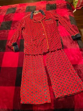 Red Patterned Men’s Pajama Set - Classic Button-Up Top & Pants
